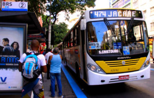 ônibus no ponto de embarque