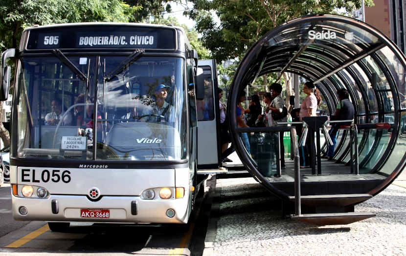 ônibus em estação de embarque