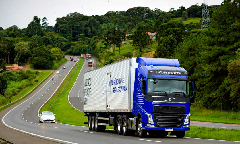 transito mais seguro - caminhão na estrada