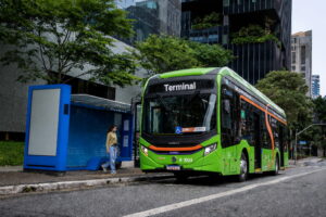 ônibus parado em plena via